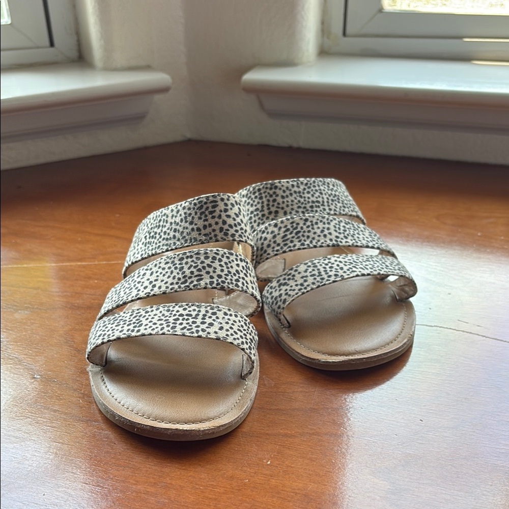 Universal Thread Black and Tan Slide Sandals with Triple-Band Design